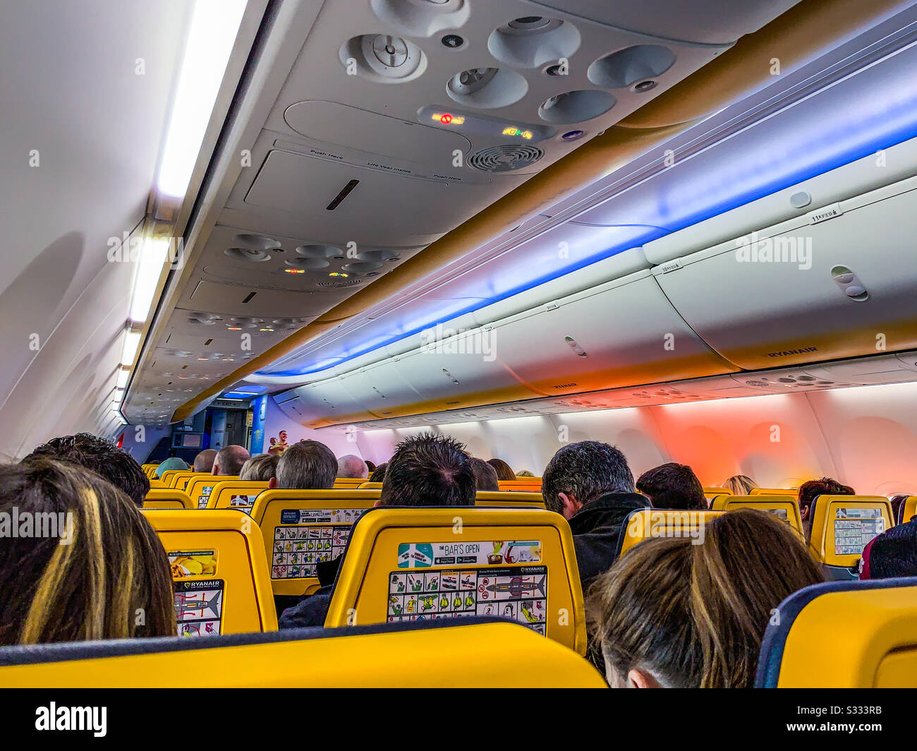 All'interno della cabina durante il volo su Ryanair Boeing 737-8AS EI-GSJ Foto Stock