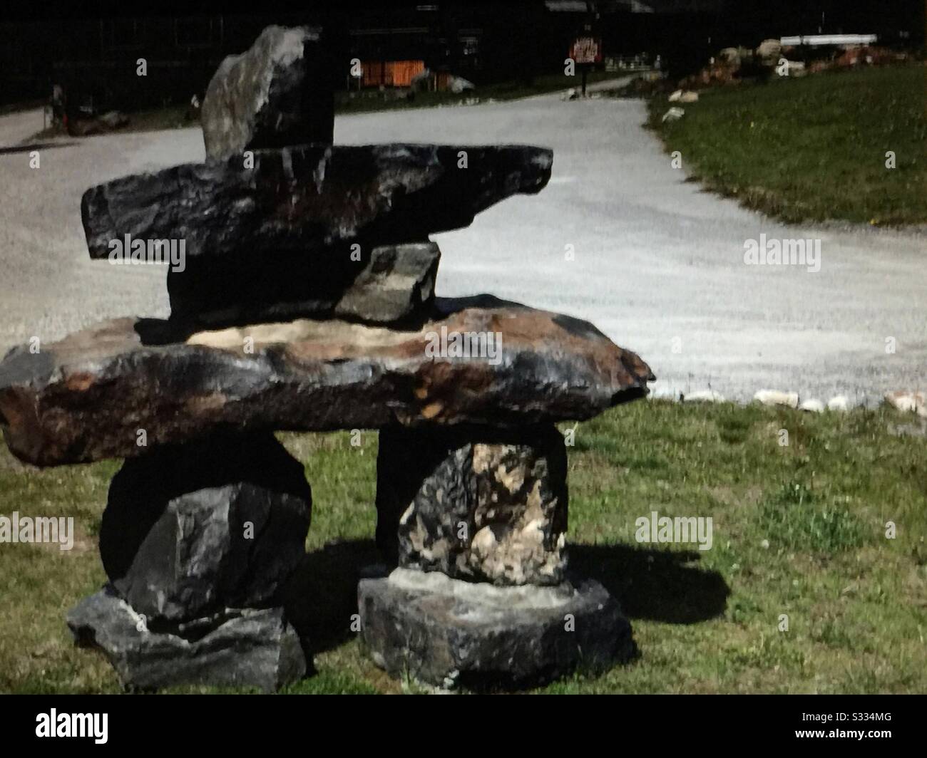 Un inuksuk è un simbolo di pietra scolpita o cairn costruito per l'uso da parte degli Inuit, Iñupiat, Kalaallit, Yupik, e altri popoli della regione artica del Nord America. Foto Stock