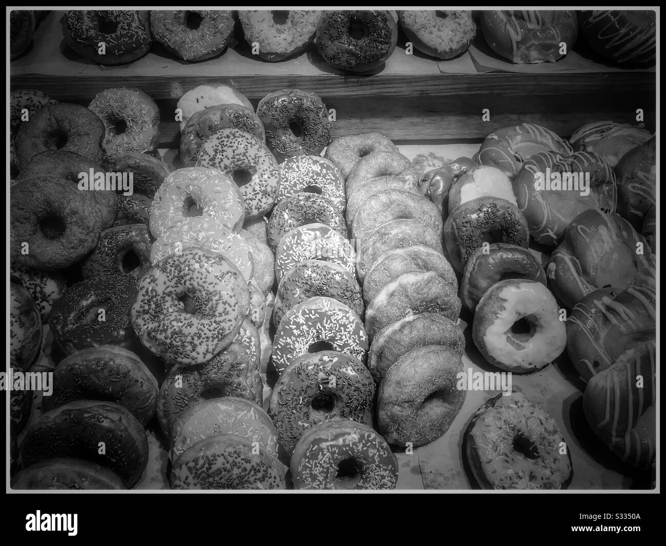 Ciambelle assortite al supermercato. Foto in bianco e nero. Foto Stock
