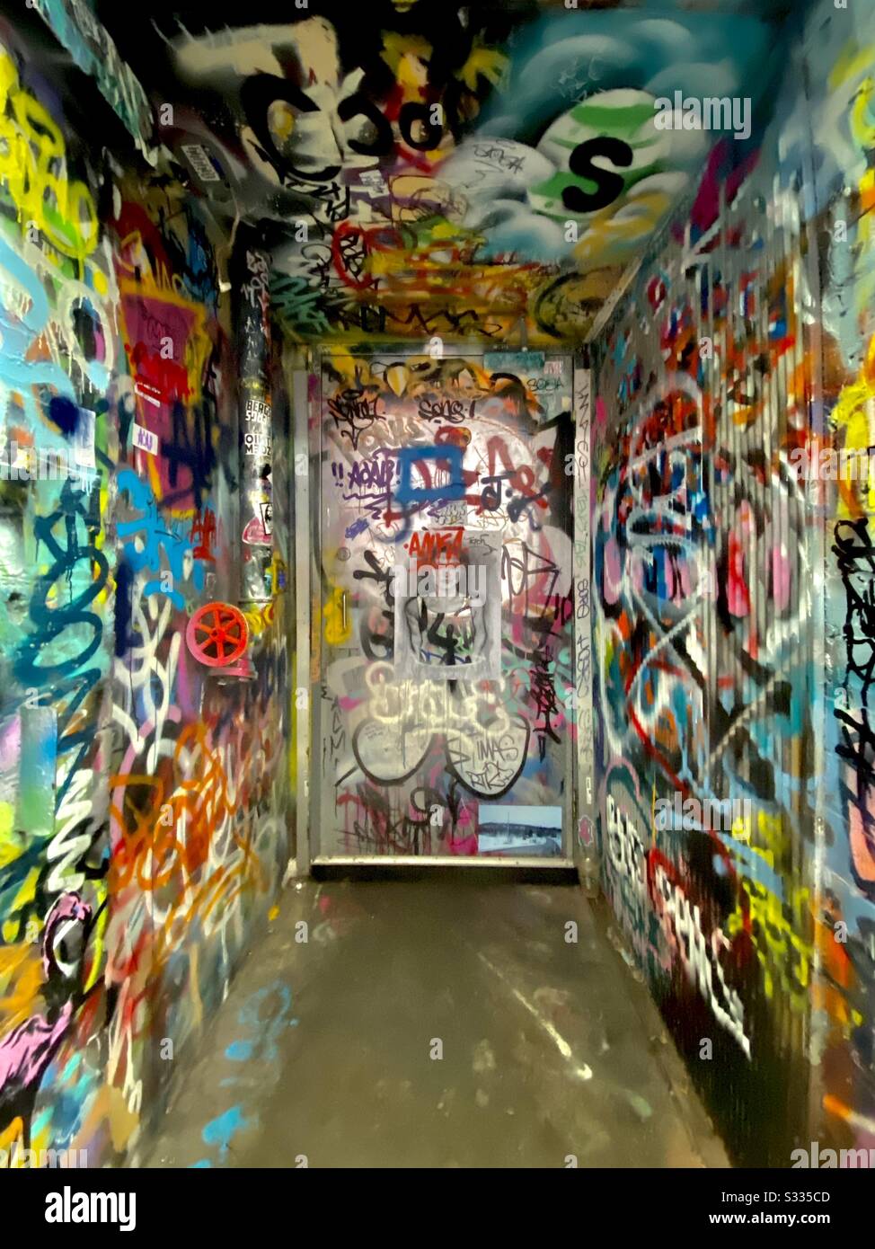 Graffiti porta adorna in vicolo fuori di Hosier Lane, una delle molte strade ben note conosciuto per i suoi graffiti stencil art. A Hippster Melbourne, Australia. - Immagine stock catturata con smartphone