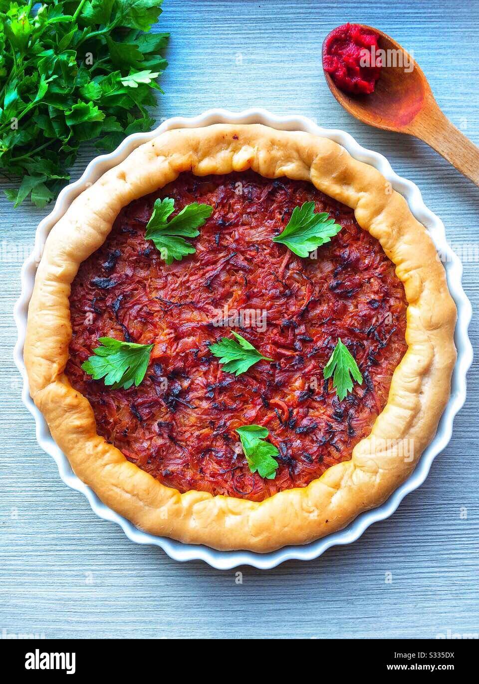 Torta con cavolo sul tavolo Foto Stock