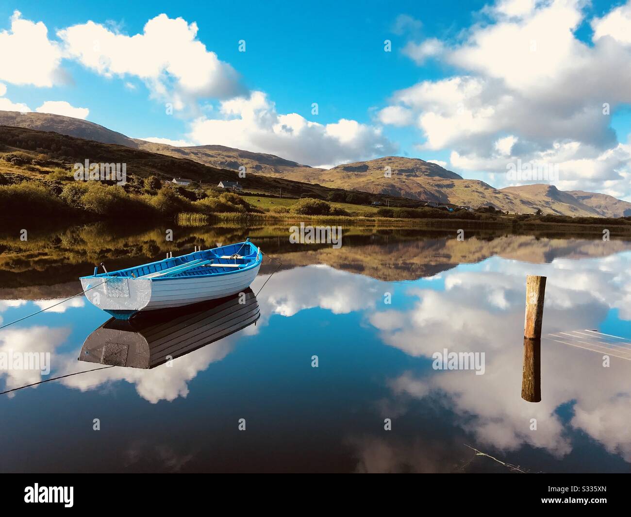 Barca da pesca in legno sull'acqua ferma, County Donegal, Irlanda - Immagine stock catturata con smartphone