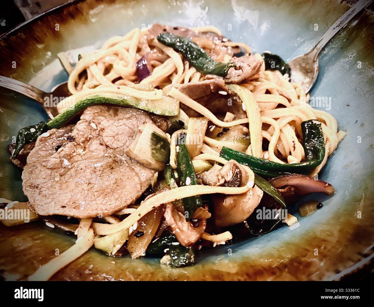 Tagliatelle di manzo a Tokyo con verdure fresche - Immagine stock catturata con smartphone