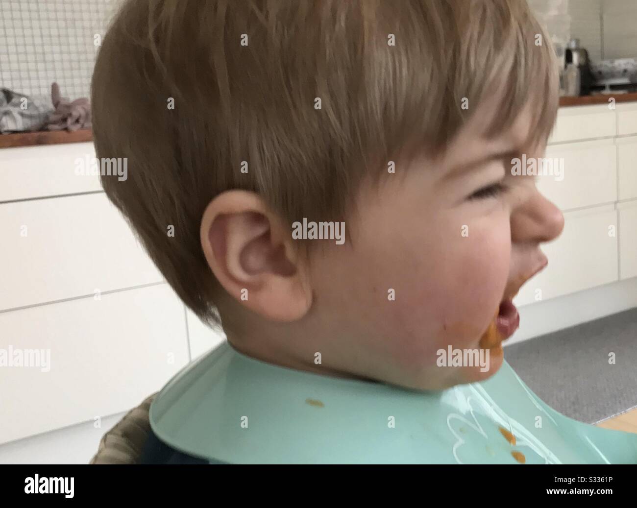 Child crying eating immagini e fotografie stock ad alta risoluzione - Alamy