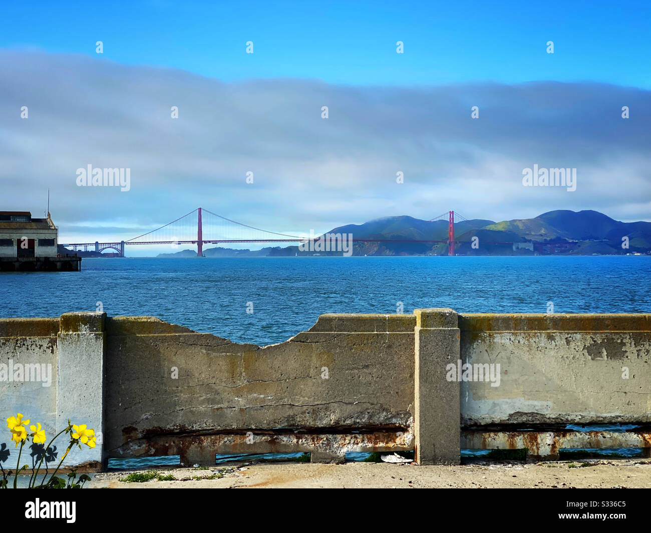 Il Golden Gate Bridge di San Francisco visto da un molo fatiscente Foto Stock