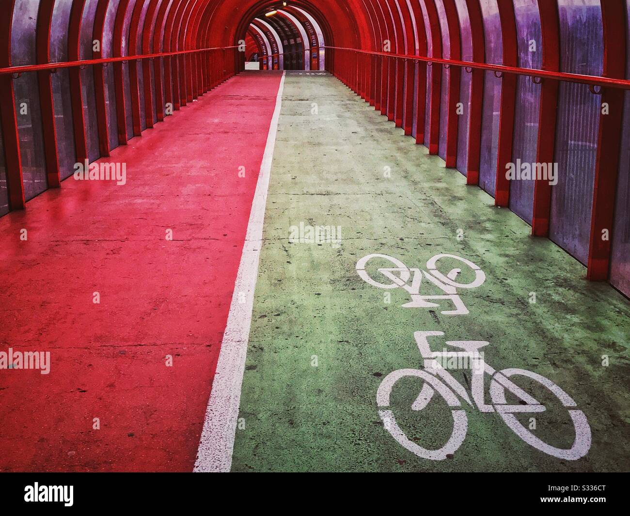 Passerella coperta che conduce al campus di eventi scozzesi sul fiume Clyde a Glasgow, Scozia. Foto Stock
