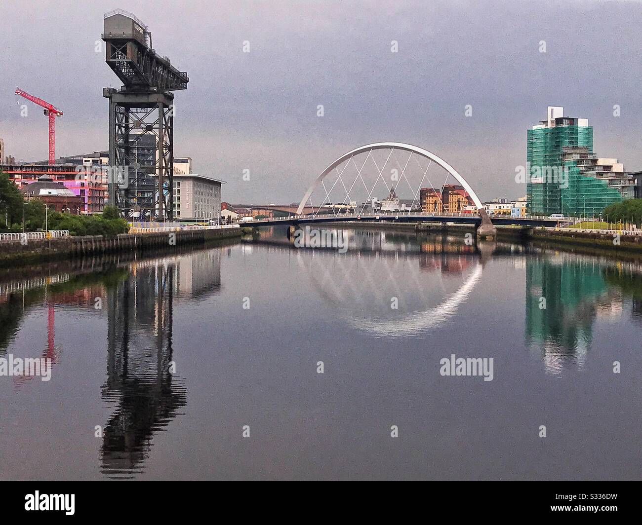 Clyde Arc (Squinty Bridge) e Finneston Crane sul fiume Clyde a Glasgow, Scozia. Foto Stock
