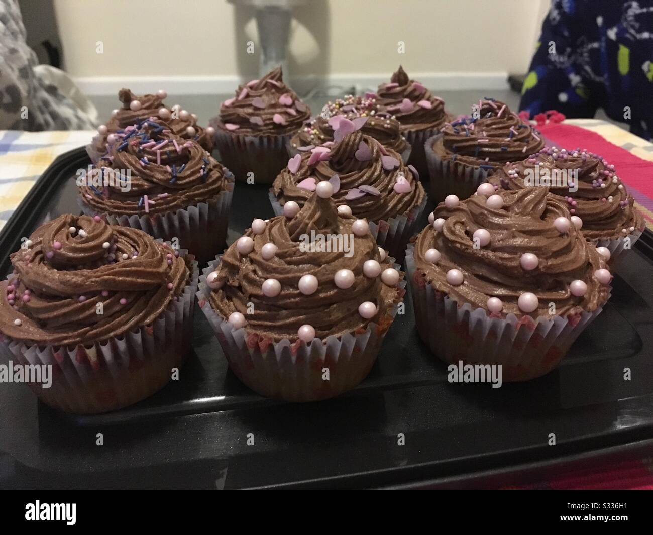 Torte Di Cioccolato Fatte In Casa Con Glassa A Swirled Foto Stock