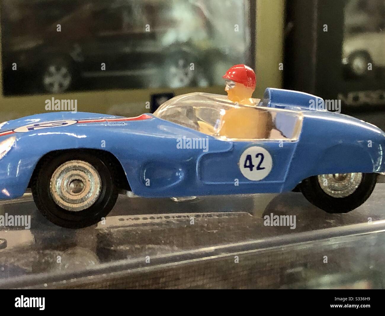 Auto da corsa vintage Model con autista nel negozio specializzato Milano Italy Foto Stock