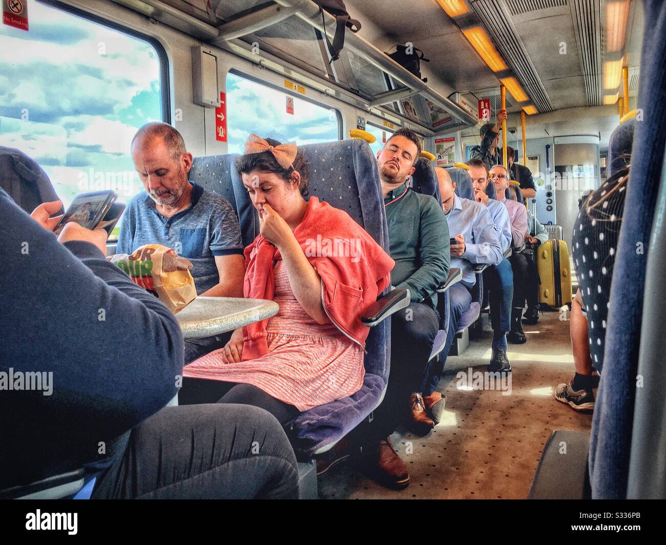 Passeggeri su un treno interurbano British Rail, Regno Unito Foto Stock