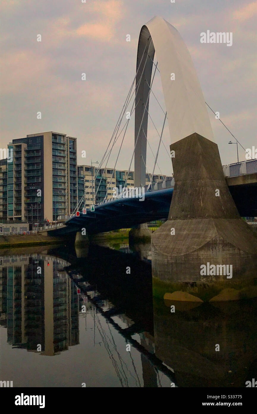 Clyde Arc (Squinty Bridge) sul fiume Clyde a Glasgow, in Scozia. Foto Stock