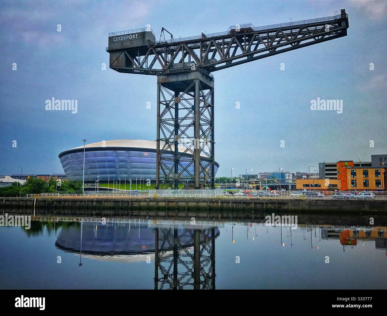 Finneston Crane e SSE Hydro, parte del campus della Scottish Event, sul fiume Clyde a Glasgow, Scozia. Foto Stock