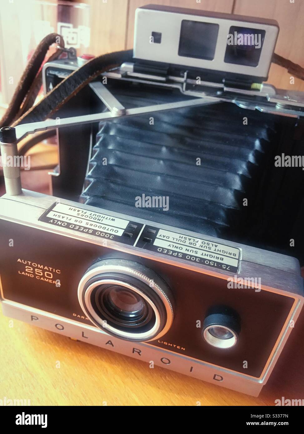 Vintage polaroid Land camera modello 250 primo piano, USA - Immagine stock catturata con smartphone