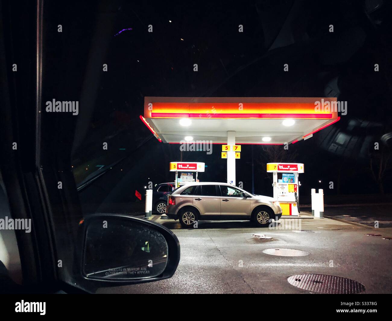 Stazione di benzina americana di notte Foto Stock