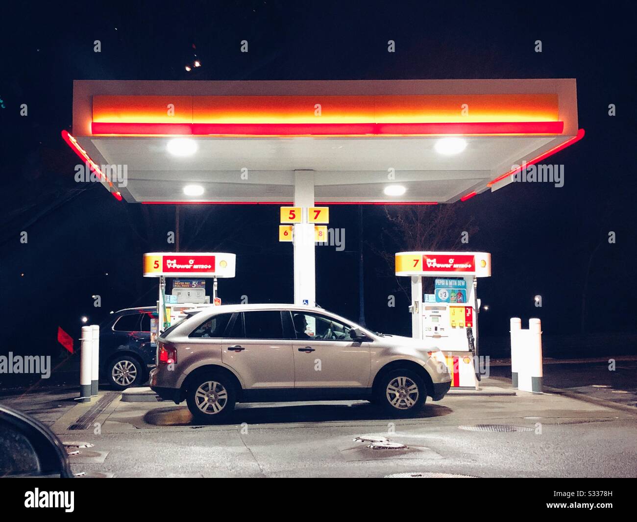 Stazione di benzina americana di notte Foto Stock