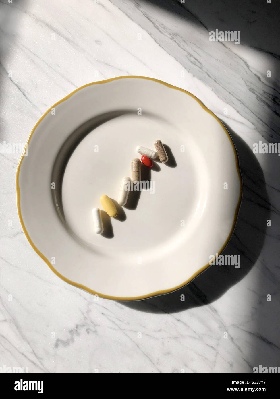 Pillole su piastra, vitamine o supplementi o sostituzione del pasto - Immagine stock catturata con smartphone