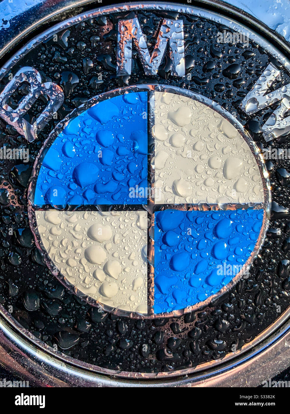 Primo piano del logo BMW con gocce di pioggia Foto Stock