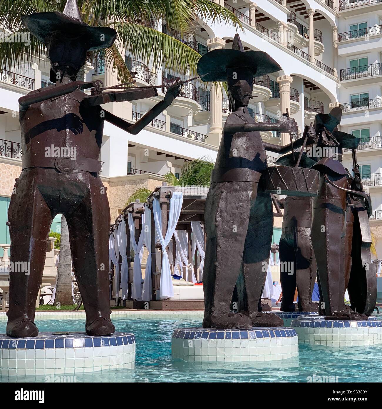 Statue Mariachi in piscina, Hyatt Zilara Resort, Cancun, Quintana Roo, Messico Foto Stock