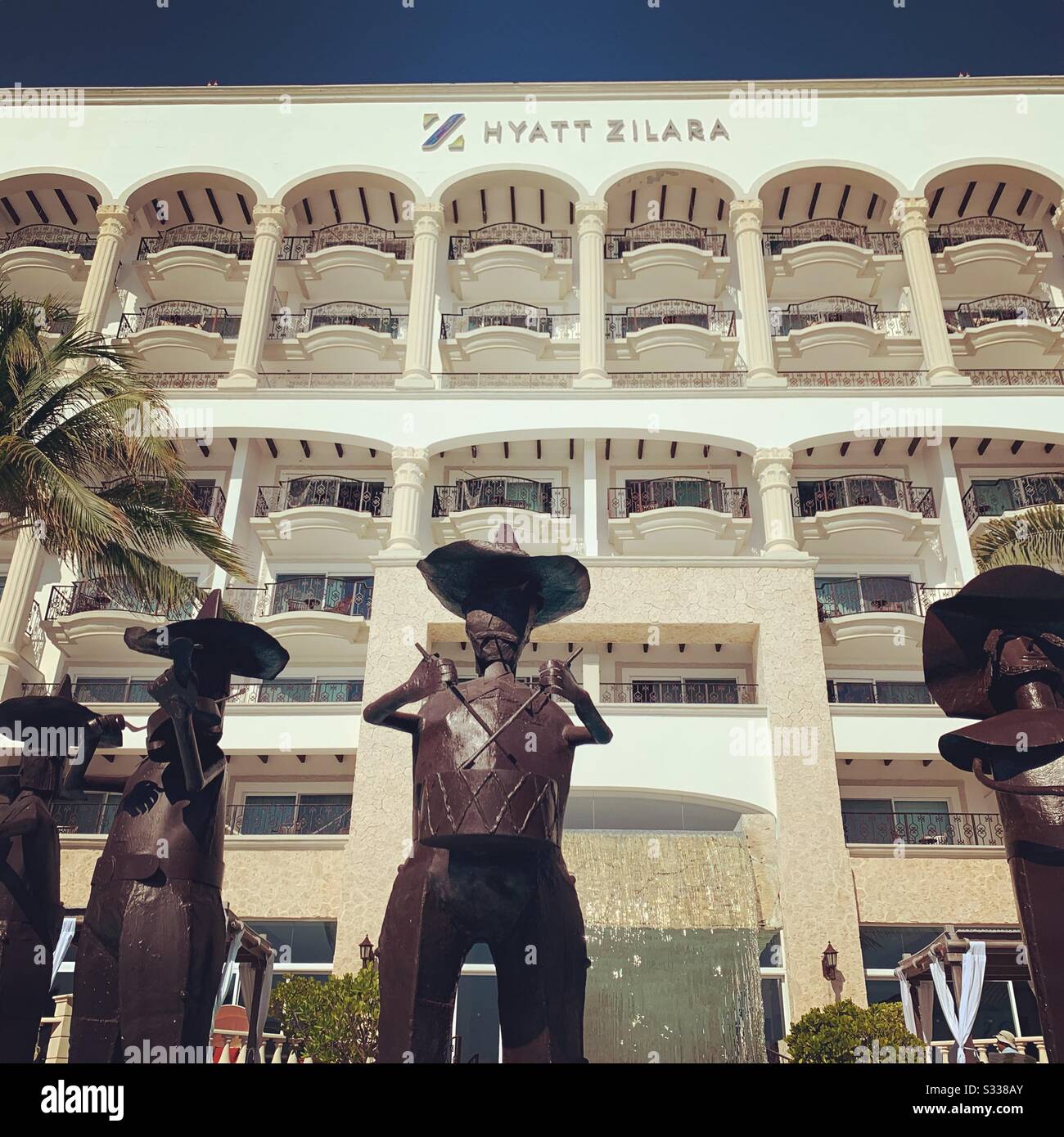 Guardando le statue Mariachi vicino alla piscina, Hyatt Zilara, Cancun, Quintana Roo, Messico Foto Stock