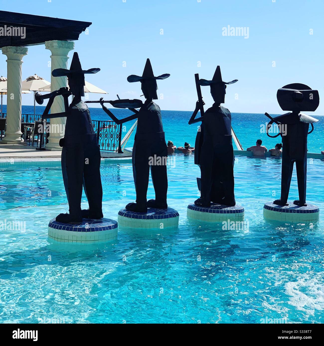 Guardando verso le statue Mariachi in piscina e l'oceano oltre, Hyatt Zilara, Cancun, Quintana Roo, Messico Foto Stock