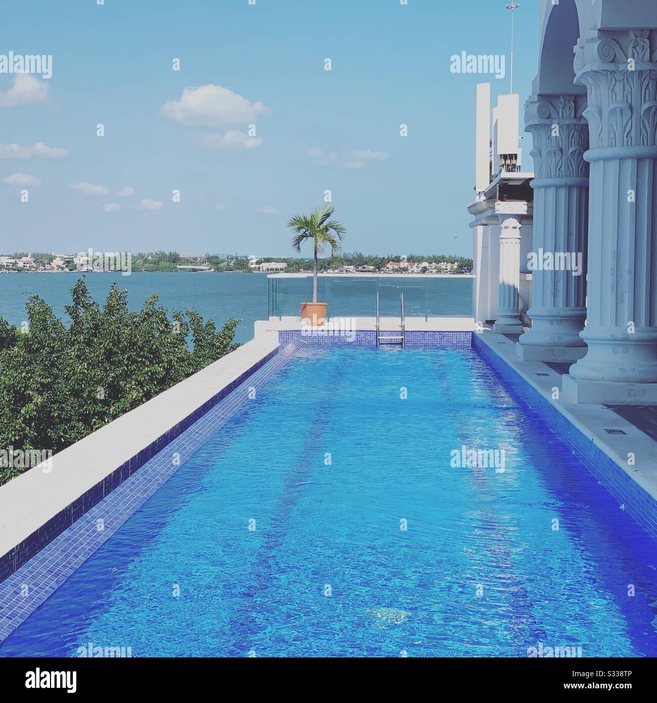 Piscina lap con vista sulla laguna, Hyatt Zilara, Cancun, Quintana Roo, Messico Foto Stock