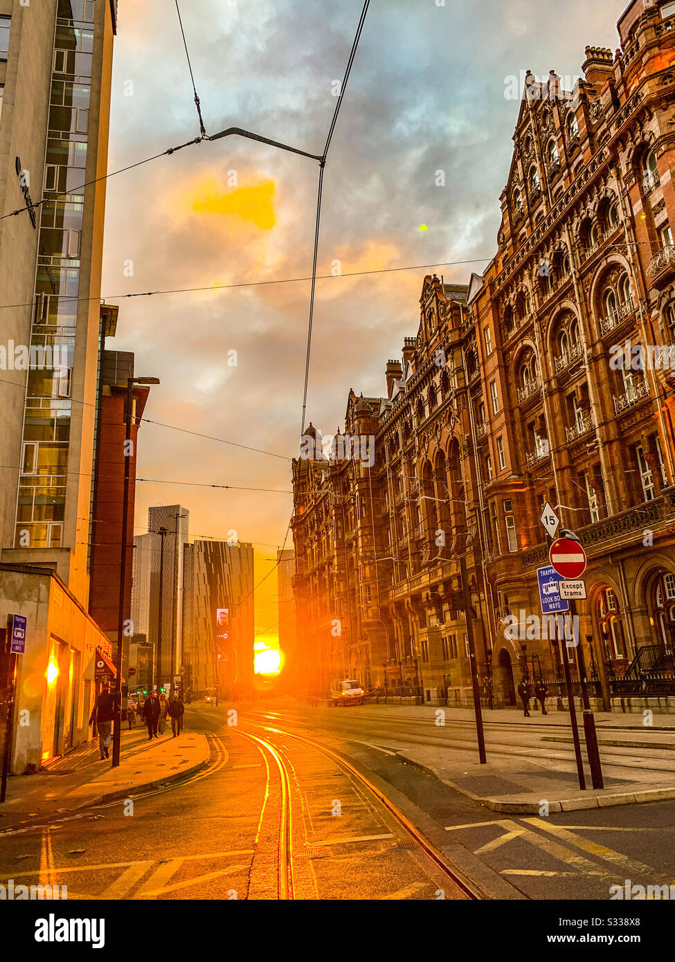 Tramonto nel centro di Manchester vicino all'hotel midland Foto Stock