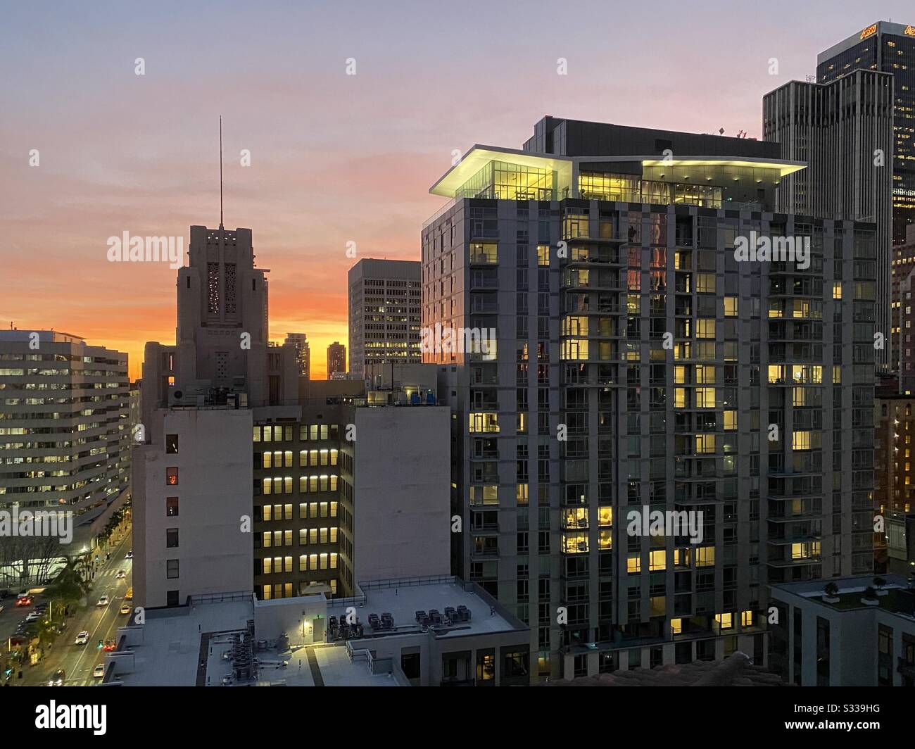 Los ANGELES, CA, JAN 2020: Vista del paesaggio urbano del centro città vicino a Pershing Square al tramonto - Immagine stock catturata con smartphone
