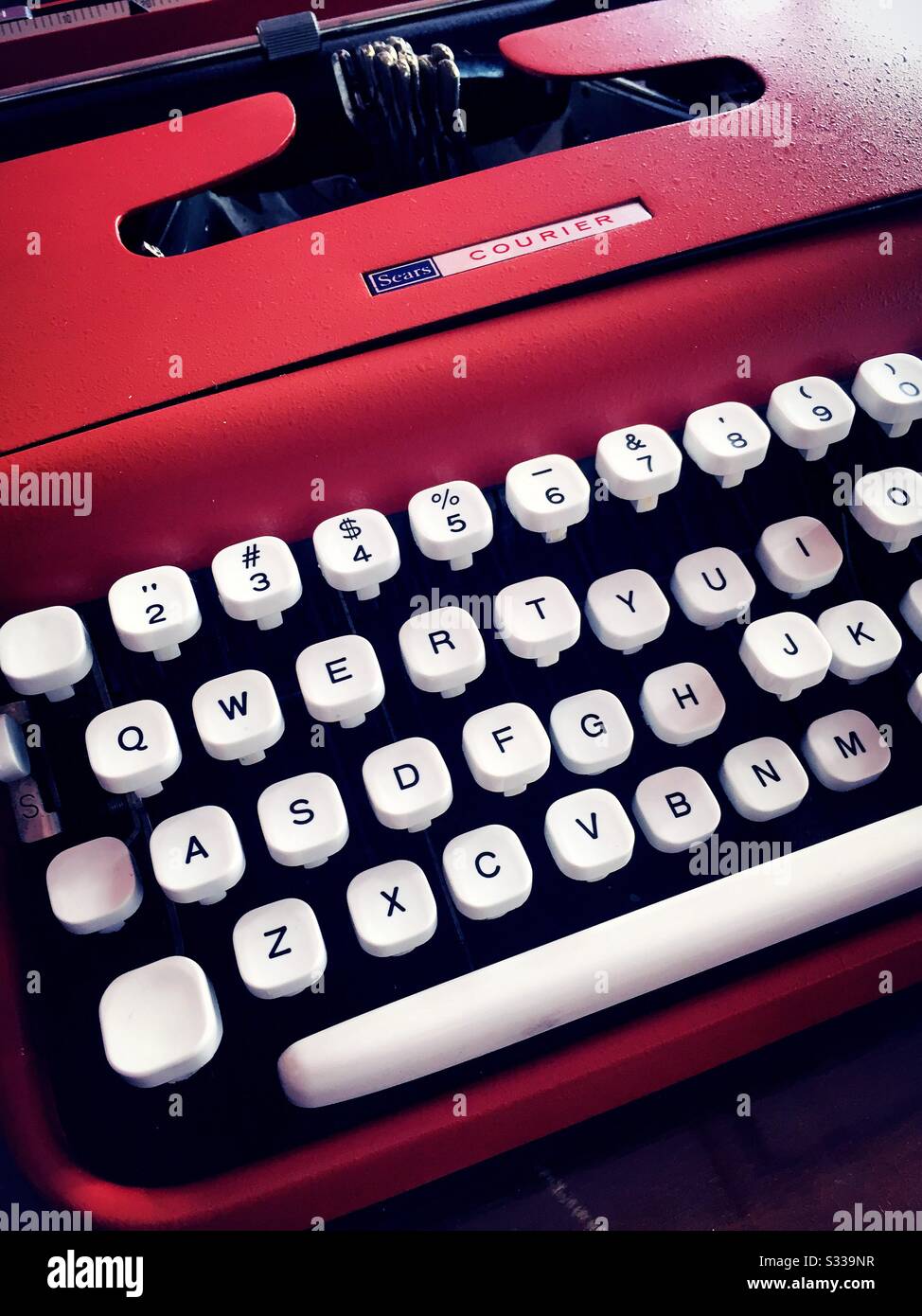 Macchina da scrivere portatile vintage Courier di 1960s, Stati Uniti - Immagine stock catturata con smartphone
