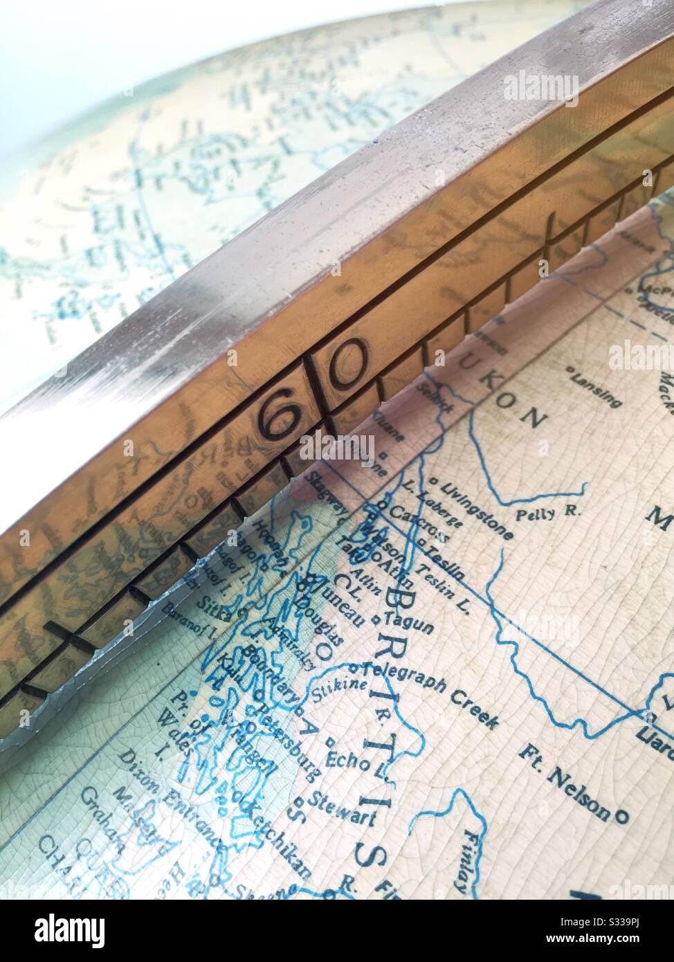 Primo piano del mondo vintage e Meridian - Immagine stock catturata con smartphone