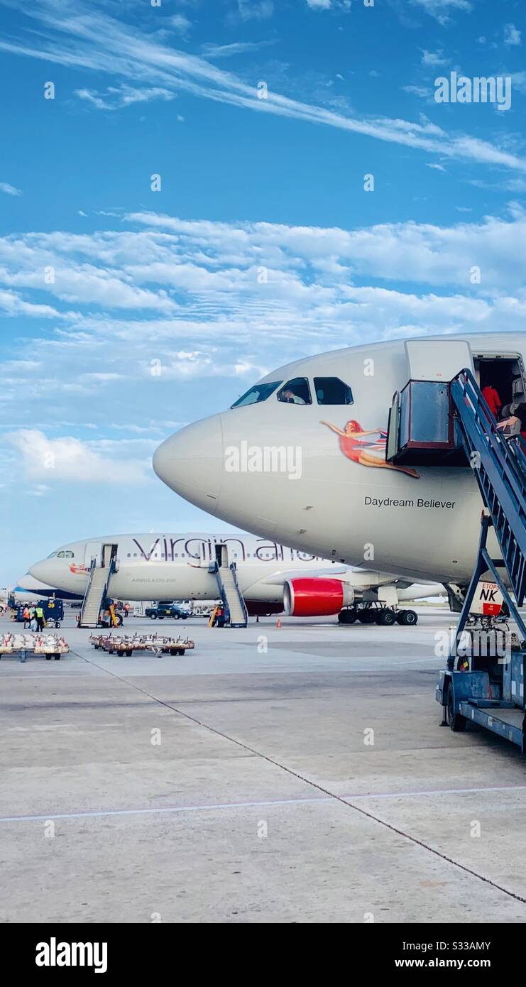 Virgin Atlantic Airbus A330-233s all'aeroporto internazionale Grantley Adams, Barbados Foto Stock