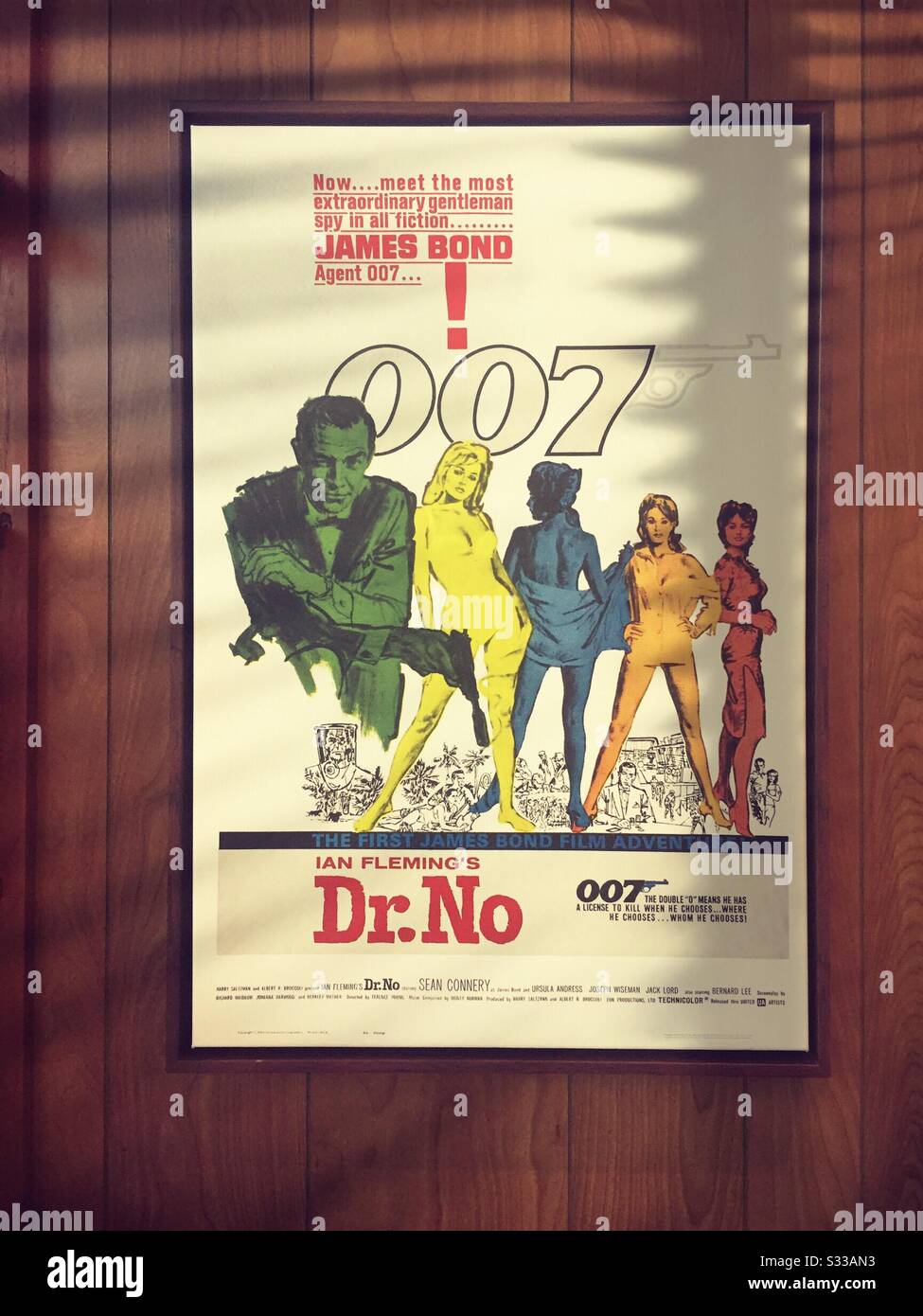 Vintage 1962 James Bond poster "Dr. No" incorniciato in un museo mostra stile soggiorno, USA Foto Stock