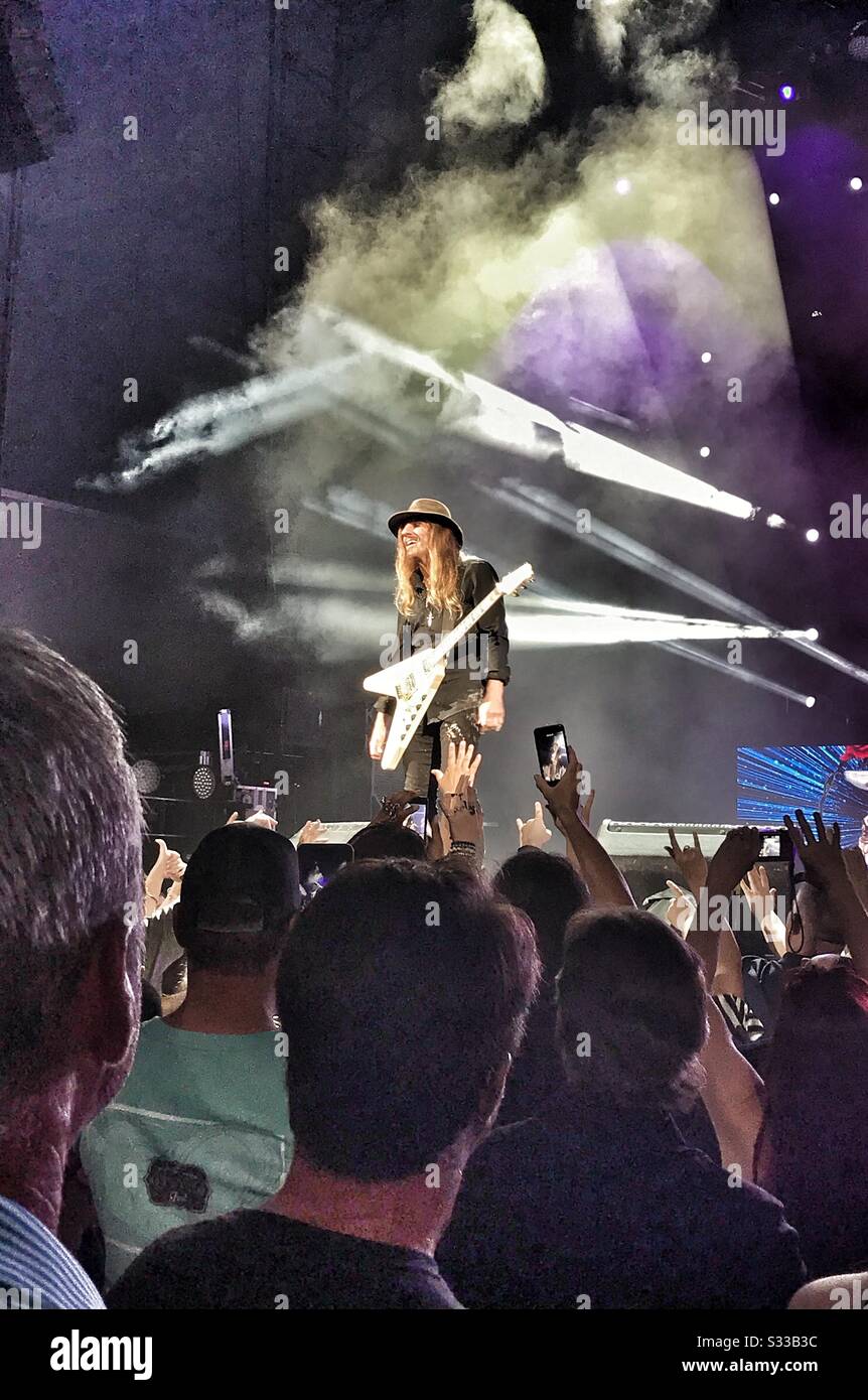 CC Deville si esibisce con Poison, in diretta il 20 giugno 2018 a Jacksonville, Florida - Immagine stock catturata con smartphone