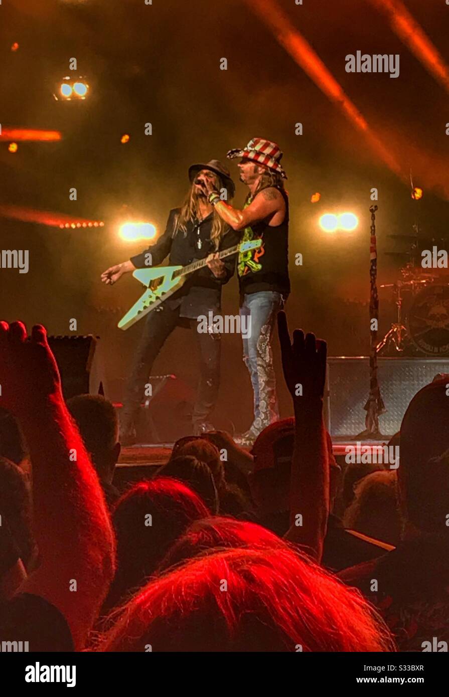 CC Deville e Bet Michaels con Poison, spettacolo dal vivo, Jacksonville, Florida, 20 giugno 2018 - Immagine stock catturata con smartphone