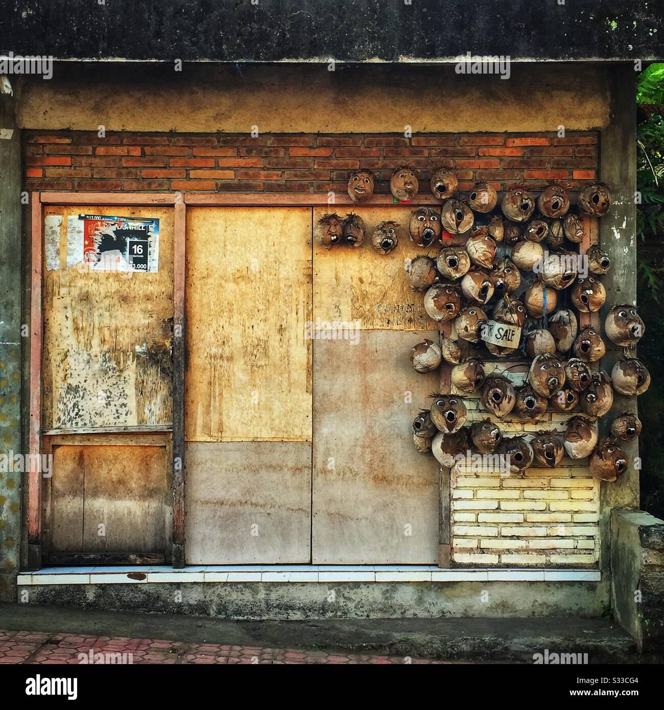 Conchiglie di cocco intagliate e dipinte in vendita a Ubud, Bali, Indonesia Foto Stock