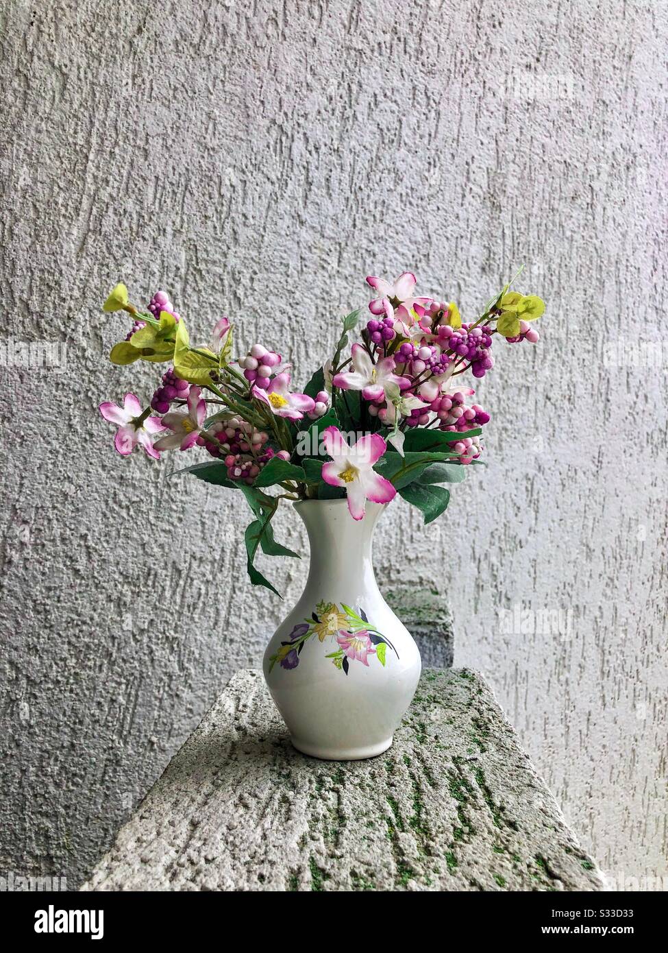 Vaso minimalista con fiori colorati su sfondo bianco - Immagine stock catturata con smartphone