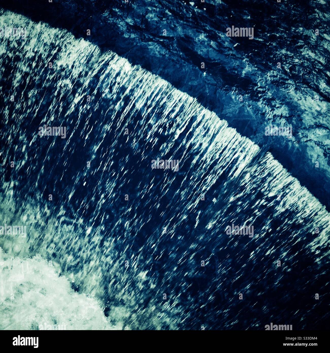 Cascata nel ruscello a Dalmuir Park, Clydebank, Scozia. - Immagine stock catturata con smartphone