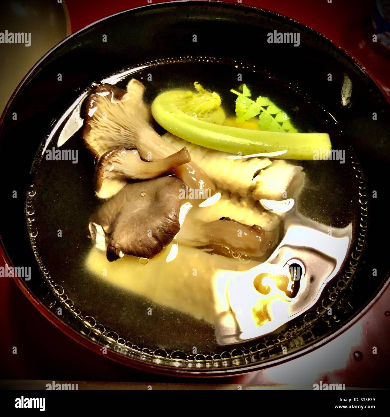 Suimono, zuppa giapponese chiara con funghi shiitake e verdure sansai - Immagine stock catturata con smartphone