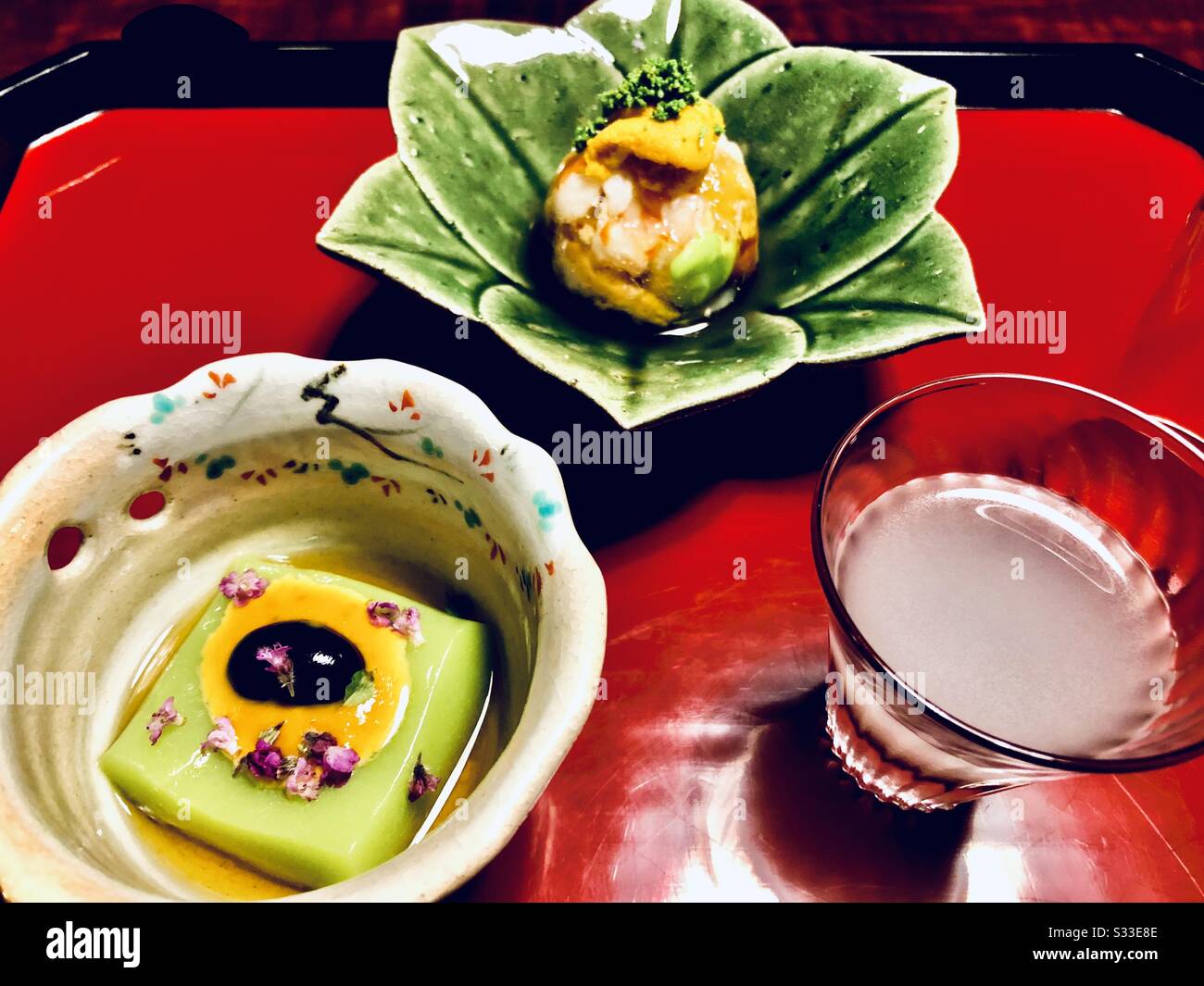 Nigorizake e antipasti: Antipasti verdi di tofu e frutti di mare, menu kaiseki in Giappone Foto Stock