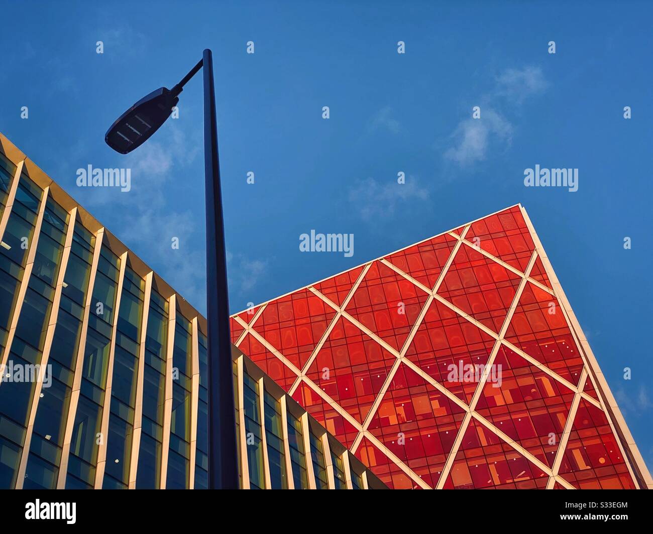 Un lampione che si affaccia su due edifici alti, da qualche parte in Europa. Foto di credito - © COLIN HOSKINS. - Immagine stock catturata con smartphone