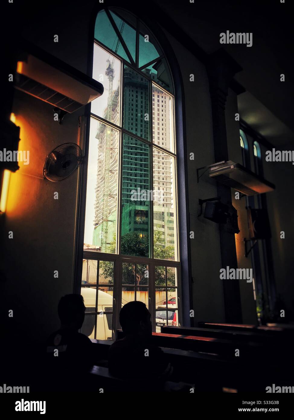 Vista di un nuovo condominio dall'interno della finestra della chiesa. - Immagine stock catturata con smartphone