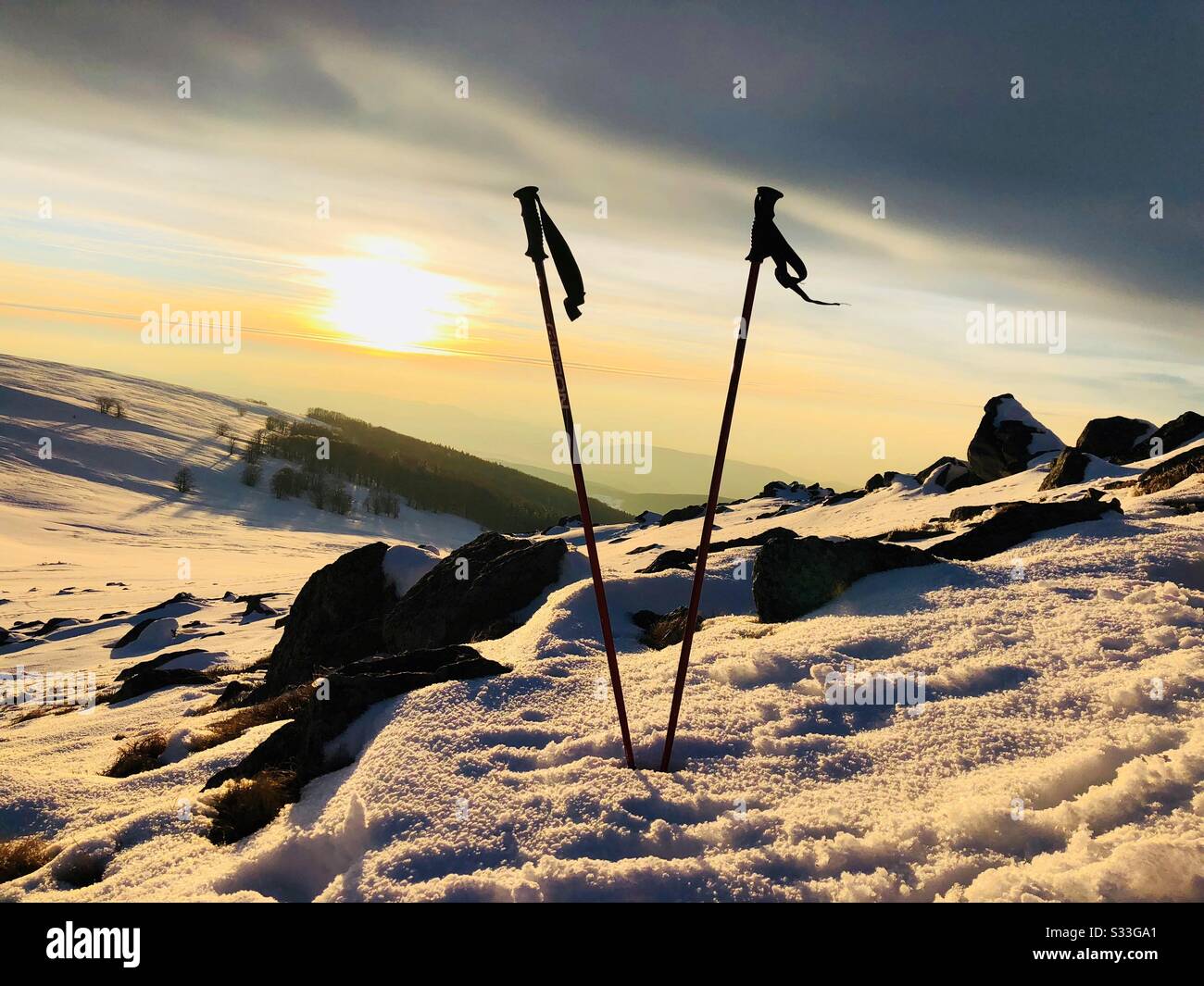 Bastoncini da trekking al tramonto in inverno Foto Stock