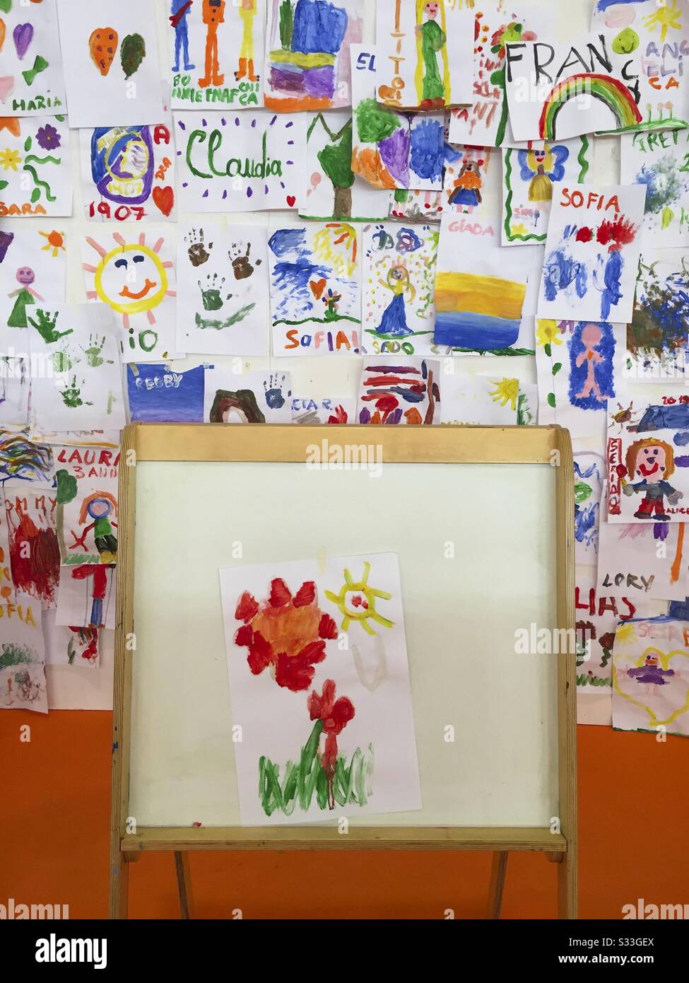 Colorful Children Painting On Wall - Immagine stock catturata con smartphone