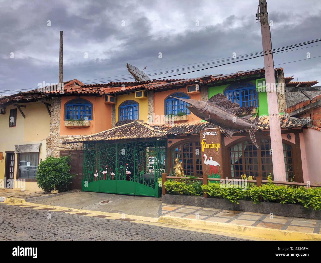 Un colorato edificio esterno in un quartiere residenziale a Buzios, Brasile. Foto Stock