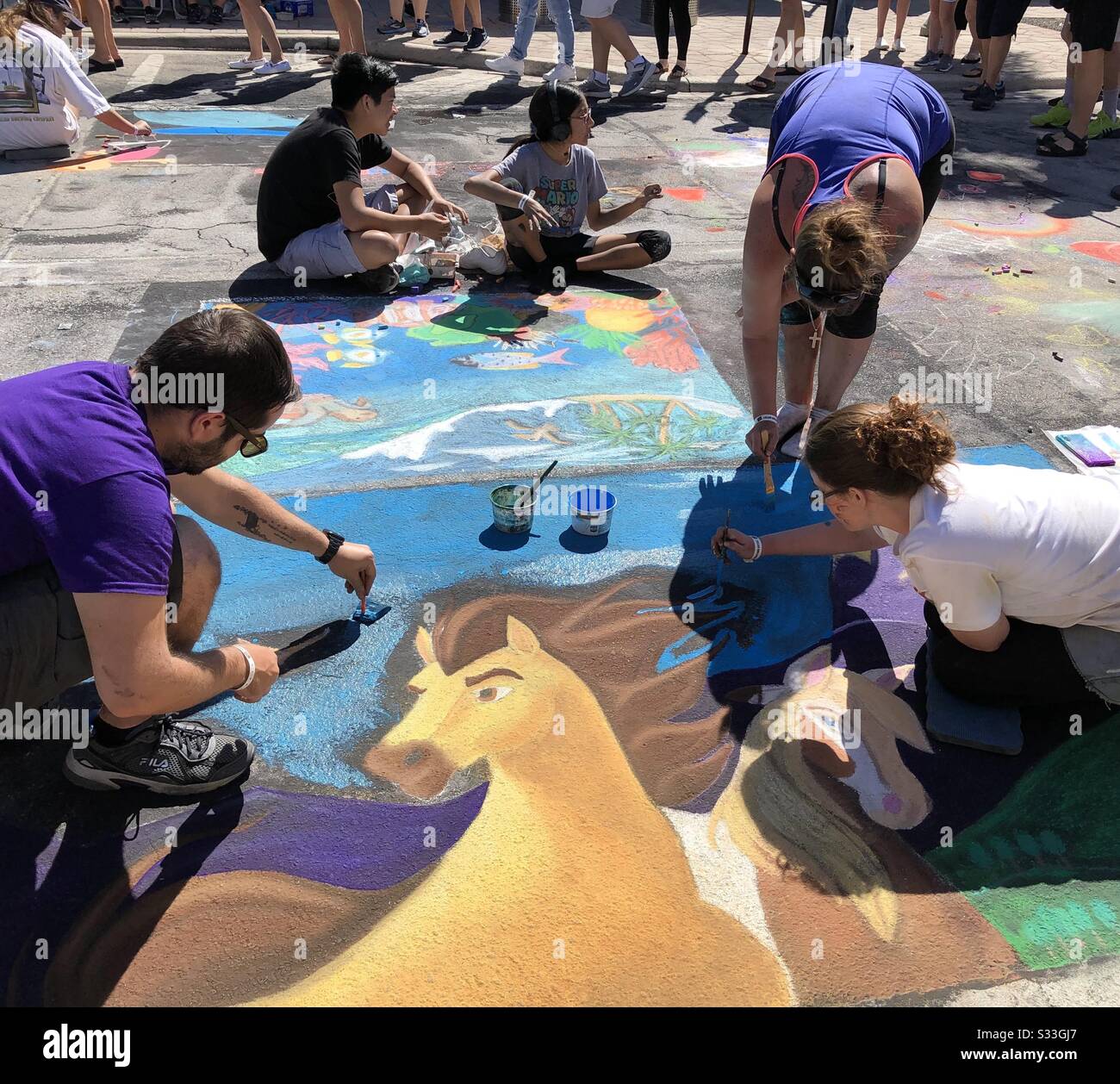 Gli artisti creano murales al festival Street Painting di Lake Worth Beach, Florida. Foto Stock