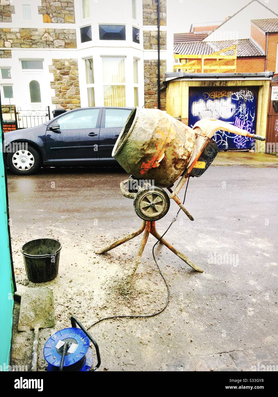 Un miscelatore di cemento su una strada residenziale a Bristol, Regno Unito Foto Stock