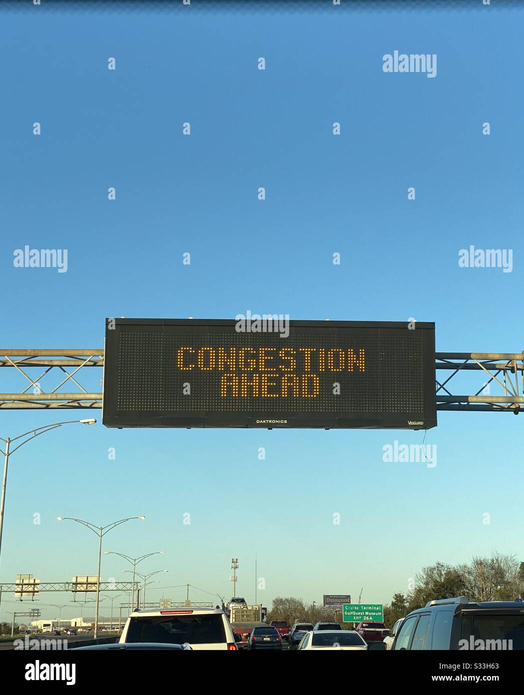 Segnale di avvertimento per la congestione del traffico sulla interstate Foto Stock