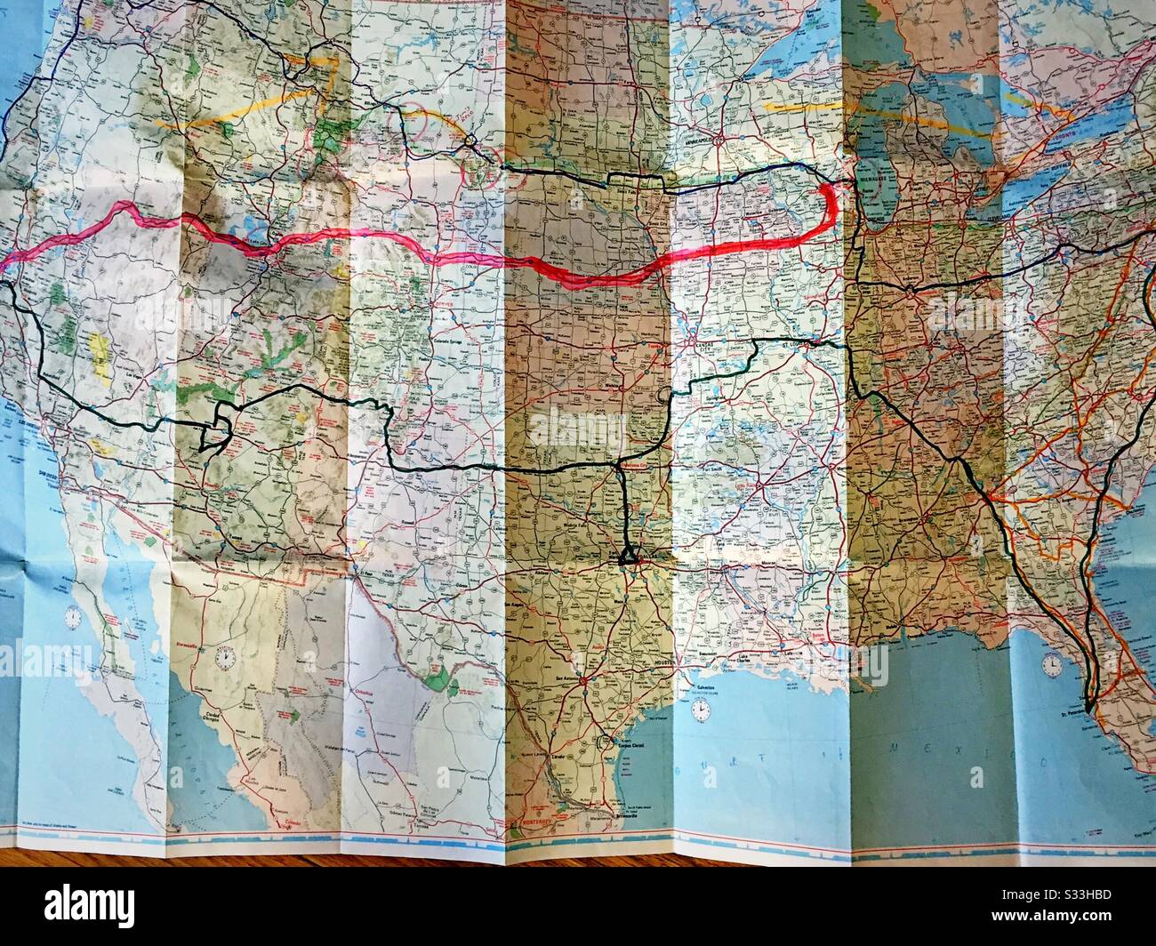 Carta della vecchia scuola che mostra i percorsi colorati dei viaggi su strada nella 1990s, Stati Uniti - Immagine stock catturata con smartphone