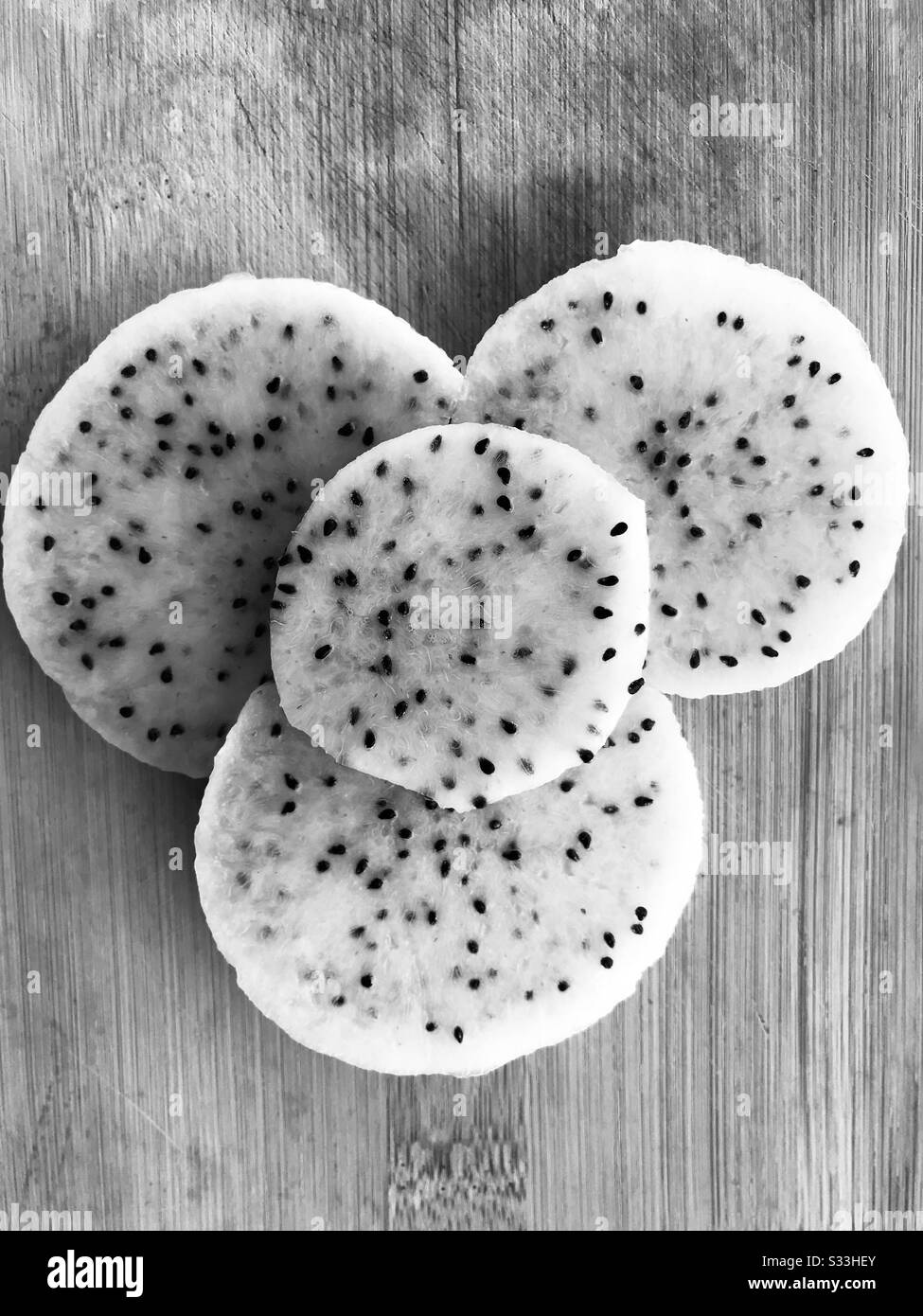 Frutta di drago bianca affettato su una tavola da taglio, combinazione di nero e bianco - modalità bianco e nero - zoomata Foto Stock
