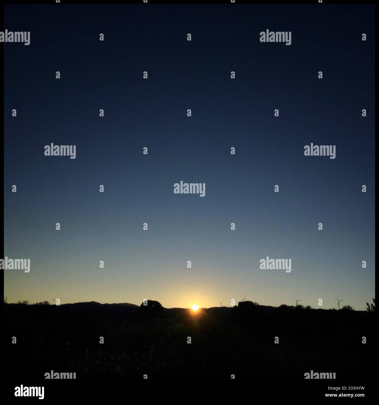 Tramonto d'inverno, con non una nuvola nel cielo, Catalogna, Spagna. Foto Stock