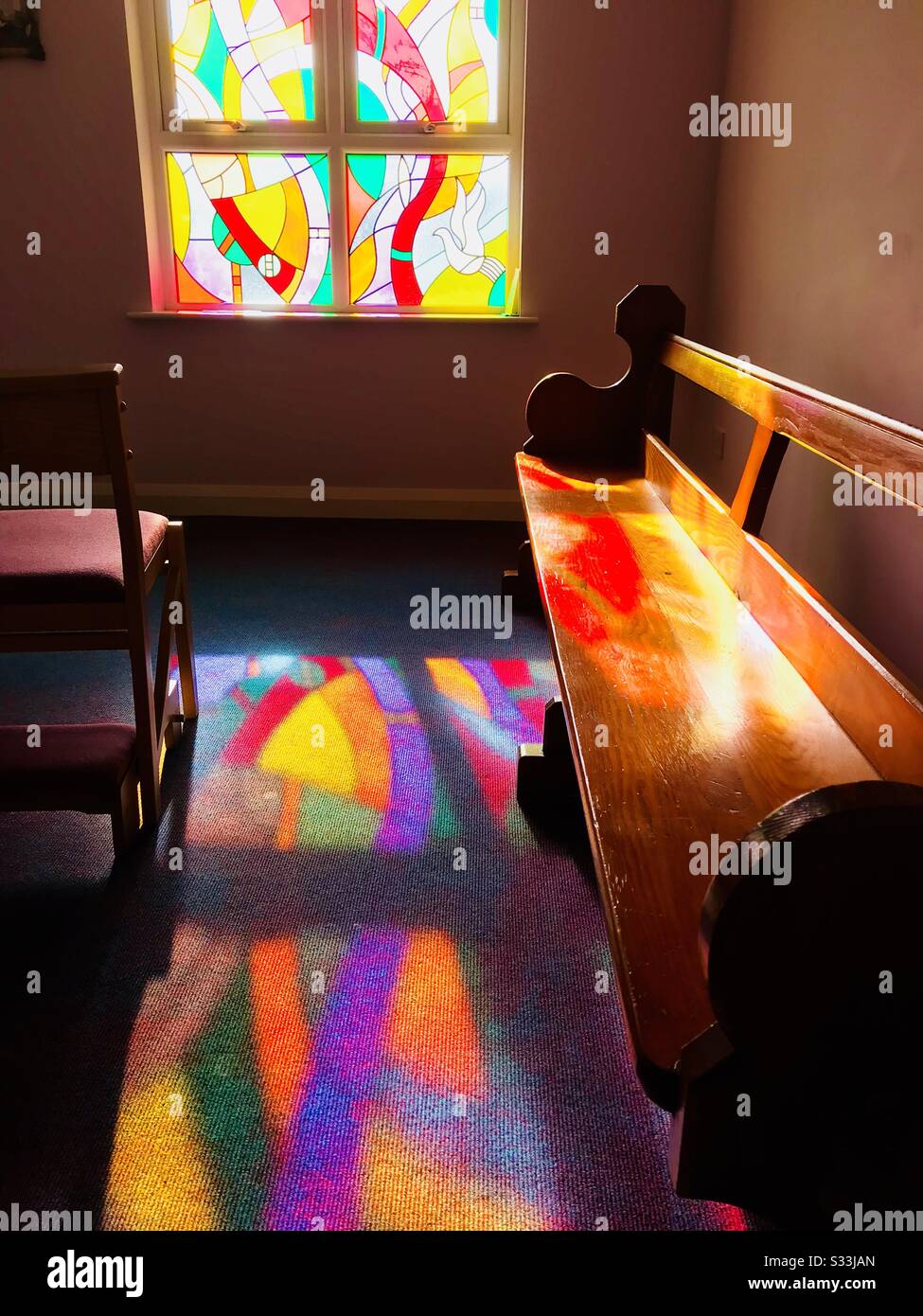 La luce passa attraverso la vetrata di una moderna cappella cattolica romana, la contea di Donegal, Irlanda Foto Stock